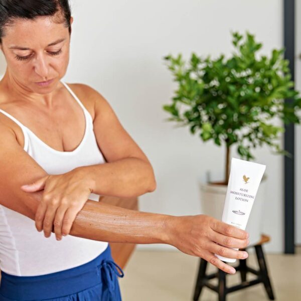 Forever Aloe Moisturizing Lotion with Collagen & Elastin for Silky Smooth Skin 4 fl oz 118 ml Gluten-Free Formula