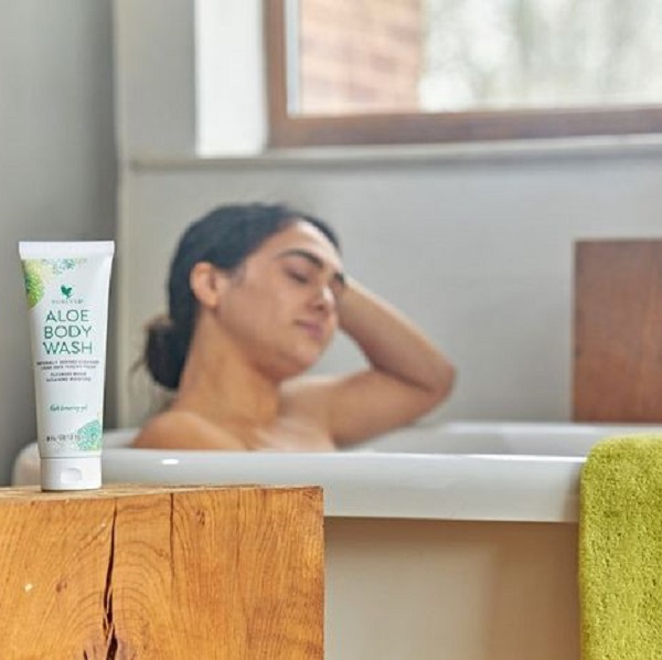 Forever Aloe Body Wash - Gentle & Powerful Cleansing with Aloe, Sulfate-Free, pH Balanced, Vitamins A C E, Rich Foam, 8 fl oz, Argan Oil & Jojoba Extract