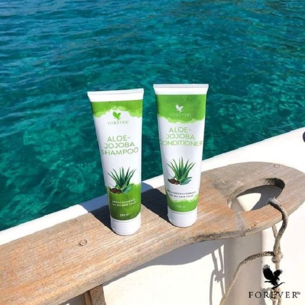 Forever Aloe-Jojoba Conditioner - Deep Cleansing & Nourishing for All Hair Types - Gentle on Scalp - Moisturizing Formula with Aloe Vera & Jojoba Oil - 10 fl oz - Gluten-Free
