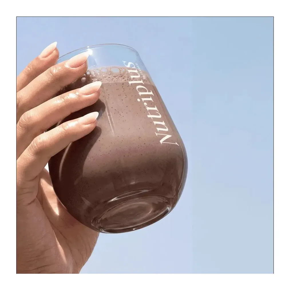 1002911-04-nutriplus-shake-velvet-chocolate-official-shaker-lifestyle Farmasi Nutriplus Shake Velvet Chocolate, 728 g — official shake serving scene