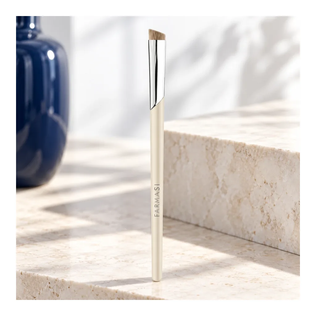 farmasi-9000940-eyeliner-brush-05-styled-scene Farmasi Eyeliner Brush