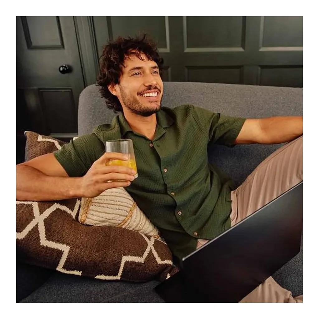 Forever Aloe Mango® — Official lifestyle photo Forever Aloe Mango® — official lifestyle photo; props are not included
