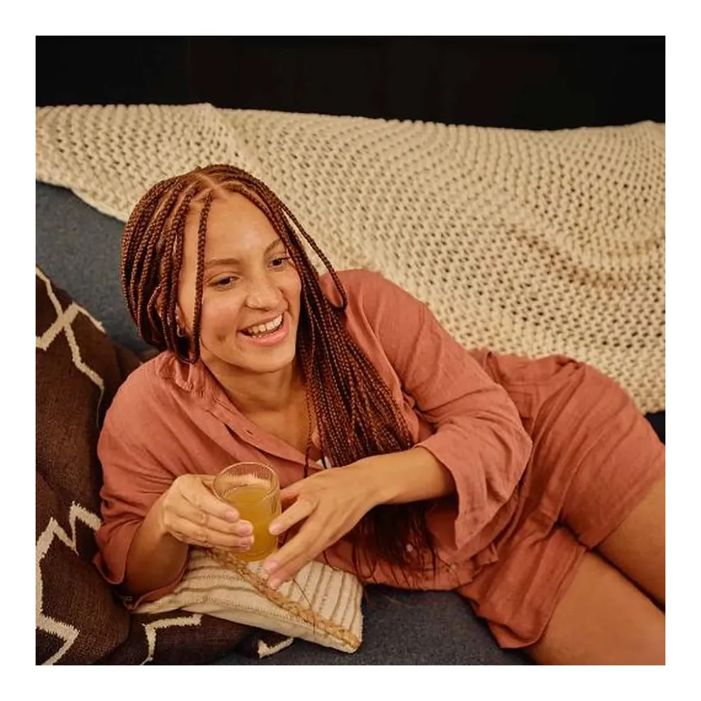 Forever Aloe Peaches® — Official lifestyle photo Forever Aloe Peaches® — official lifestyle photo; props are not included