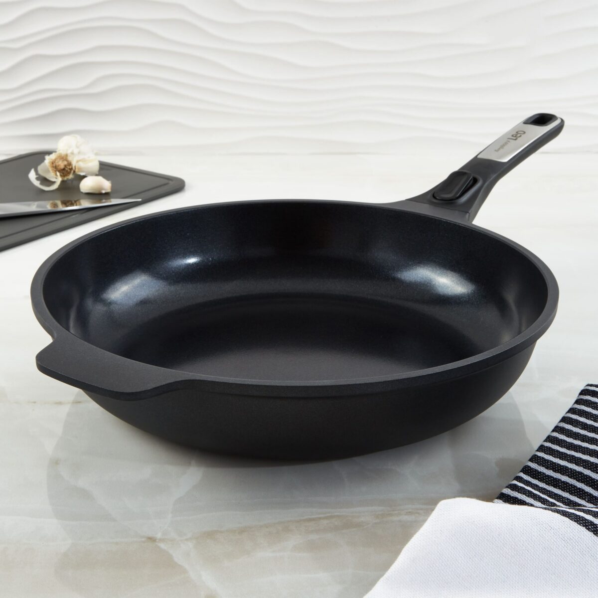 33c6a588-e8d9-40ca-a6be-4e351ae73f76.jpg BergHOFF - Leo Phantom Nonstick Ceramic 11" Fry Pan, Recycled - Black