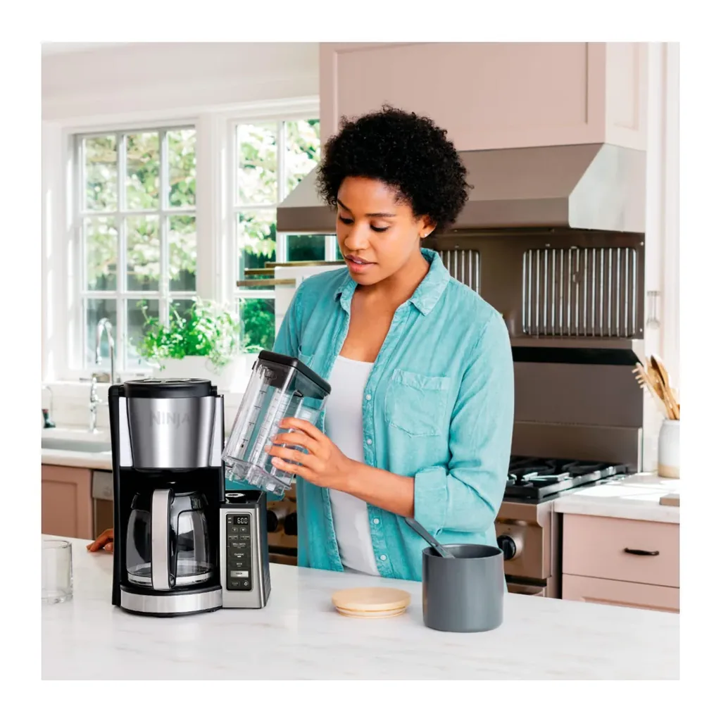 Ninja CE251 - Removing the water reservoir Ninja CE251 silver 12-cup coffee brewer - removing the water reservoir