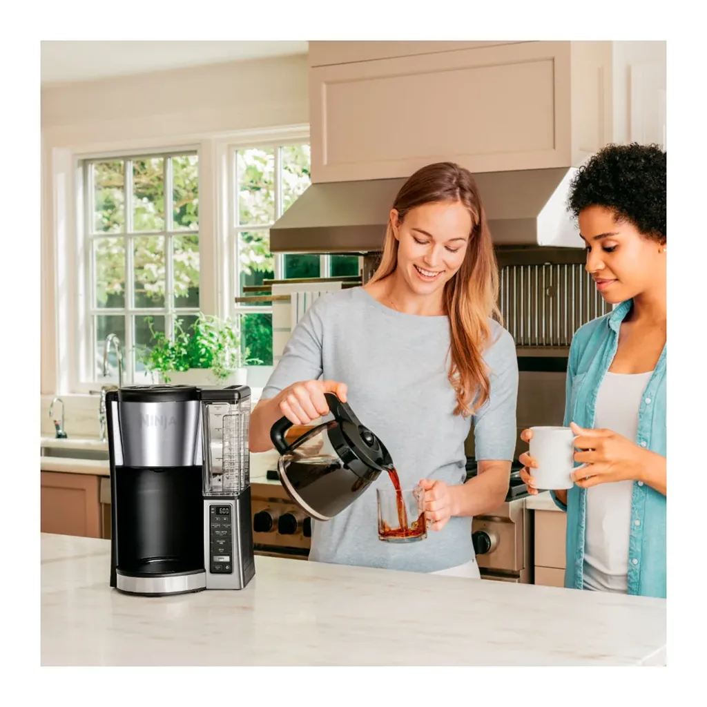 Ninja CE251 - Pouring coffee from the glass carafe Ninja CE251 silver 12-cup coffee brewer - pouring coffee from the glass carafe